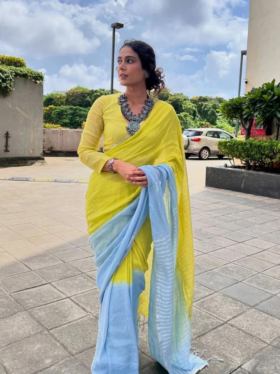 Vanya Golden Zari Saree